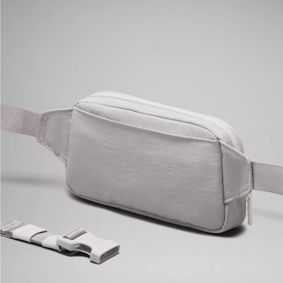 Lululemon Mini Belt Bag- Silver Drop/Vapor - Picture 4 of 6